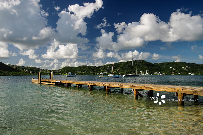 从弗里曼湾码头眺望英国海港-安提瓜盖伦海滩图片素材