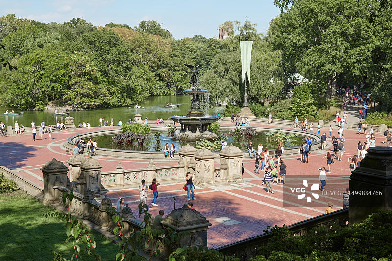 阳光明媚的纽约中央公园，从露台眺望贝塞斯达喷泉图片素材