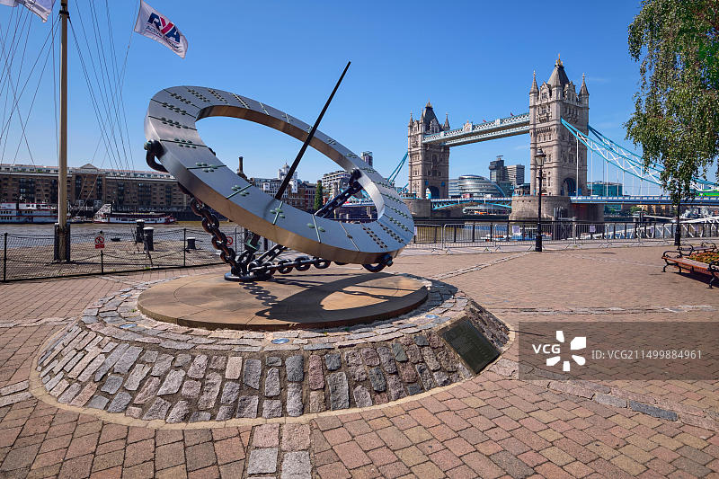 英国伦敦：圣凯瑟琳码头，眺望伦敦塔桥与日晷雕塑图片素材