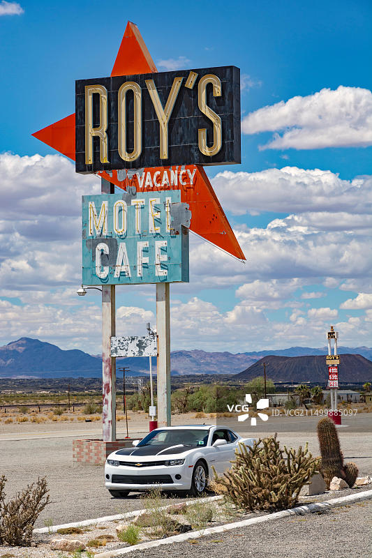 加州莫哈韦沙漠66号历史公路汽车和仙人掌图片素材