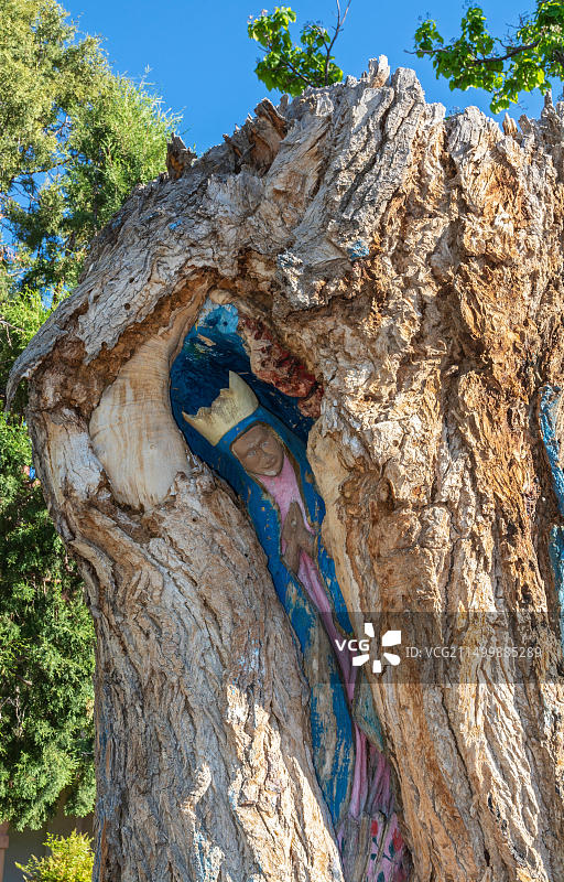 新墨西哥州阿尔伯克基老城圣费利佩内里教堂的瓜达卢佩圣母雕像图片素材