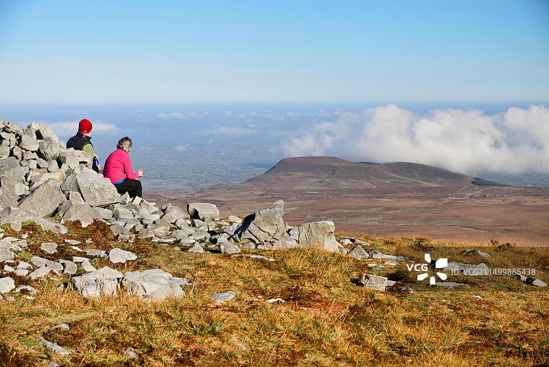 爱尔兰弗马纳郡库伊尔卡赫山公园徒步者图片素材