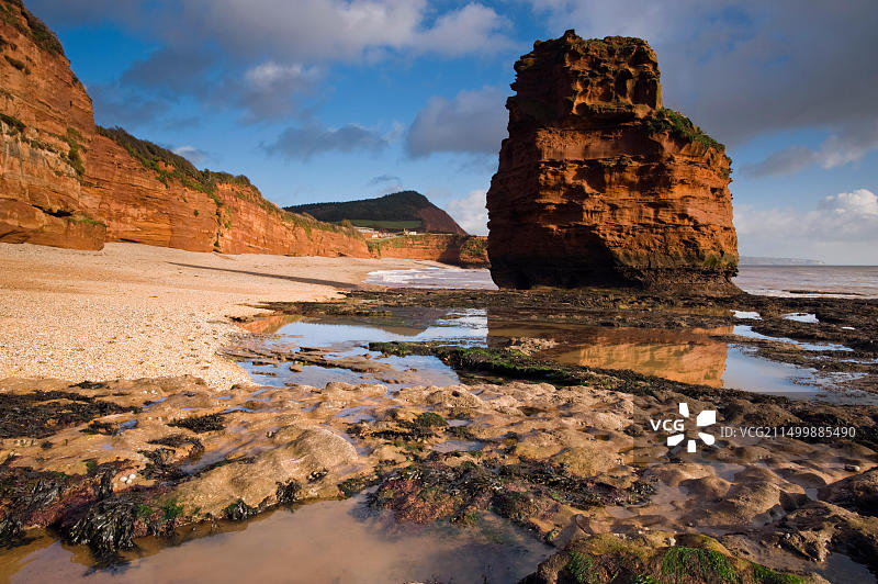 英国德文郡侏罗纪海岸西德茅斯附近拉德拉姆湾的红色砂岩海蚀柱景观图片素材