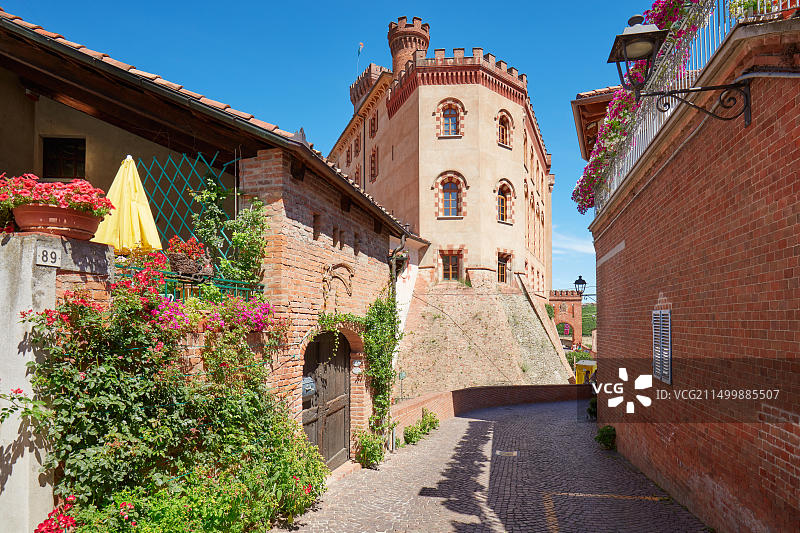 意大利巴罗洛中世纪城堡和阳光明媚的街道图片素材