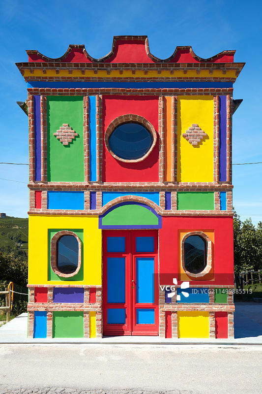 巴罗洛礼拜堂，索尔·勒维特在意大利巴罗洛皮埃蒙特创作的彩色小教堂图片素材