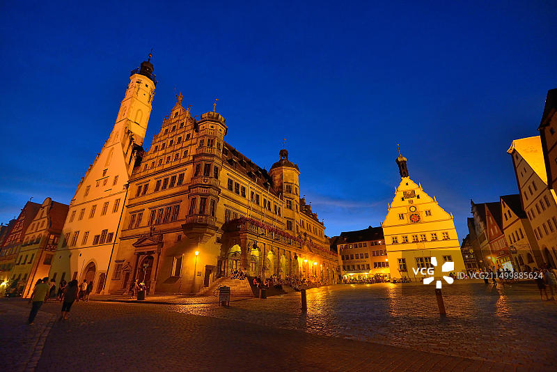 德国巴伐利亚州罗滕堡的集市广场、市政厅和议员酒馆夜景图片素材