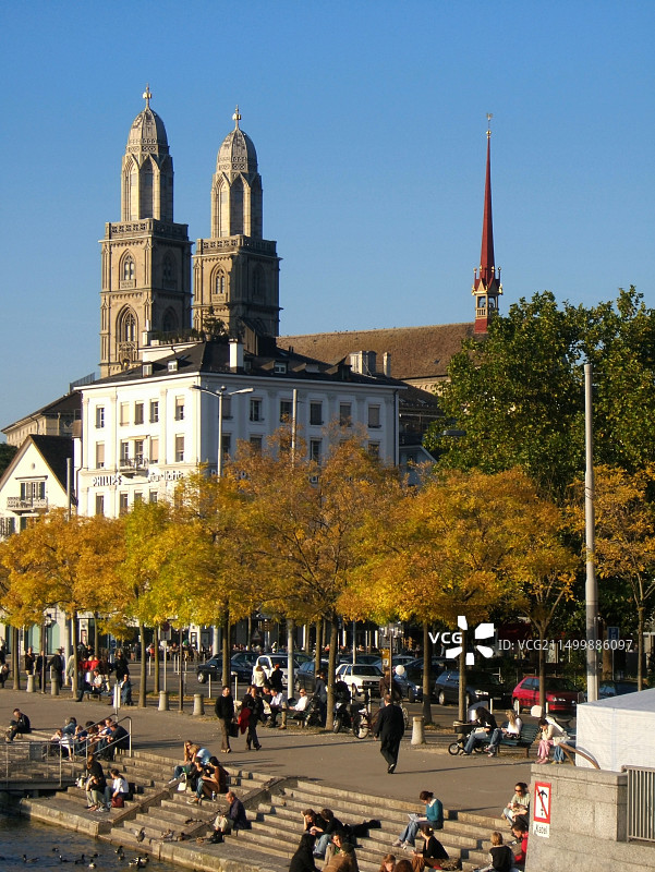 瑞士苏黎世利马特河畔圣母大教堂秋季景色图片素材