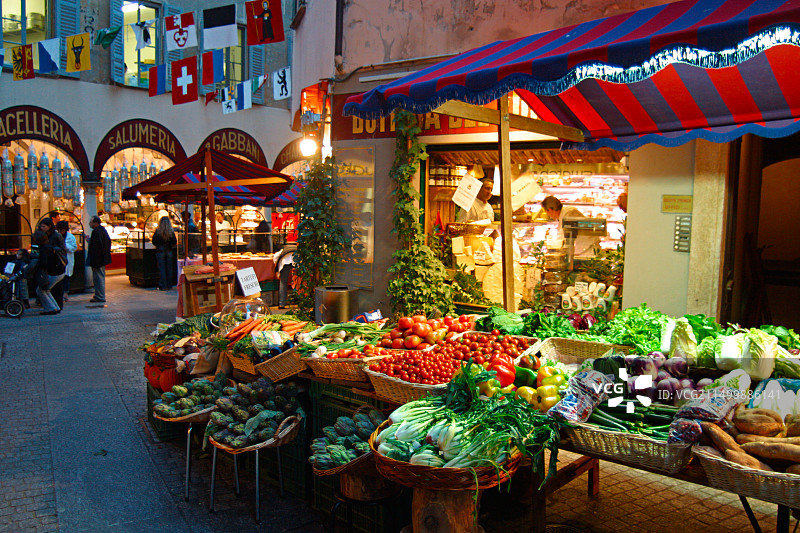 瑞士提契诺州卢加诺老城中心佩西纳街水果蔬菜摊位美食户外图片素材