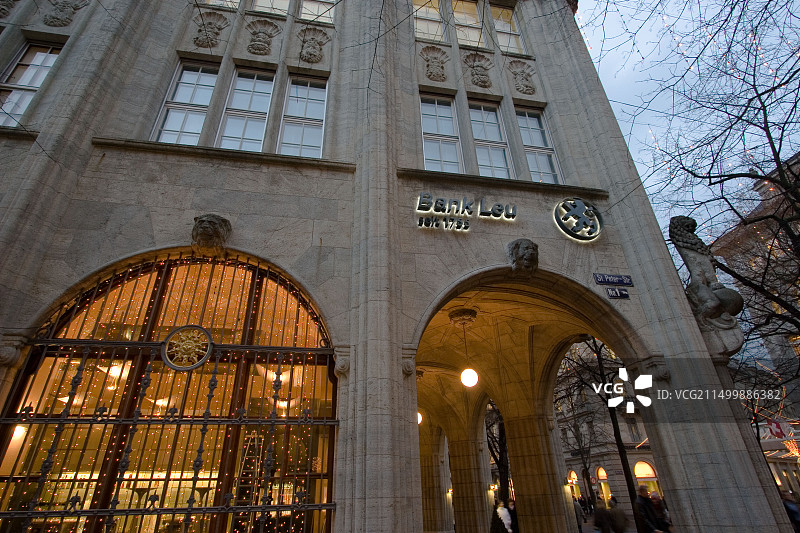 瑞士苏黎世班霍夫大街列乌银行私人银行夜景图片素材