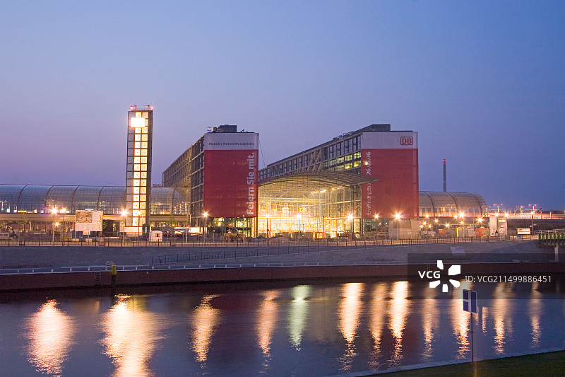 柏林莱尔特火车站施普雷河畔的新主站图片素材