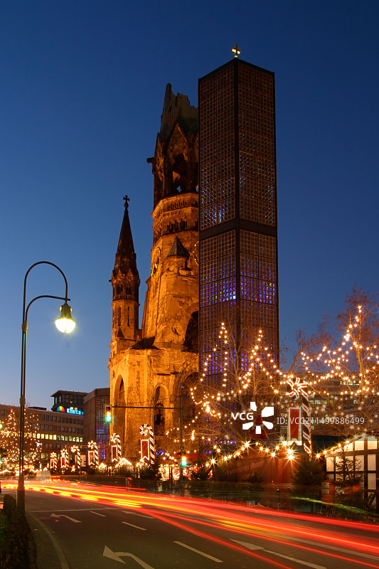 柏林圣诞市场、威廉皇帝纪念教堂和圣诞灯饰（黄昏时分）图片素材