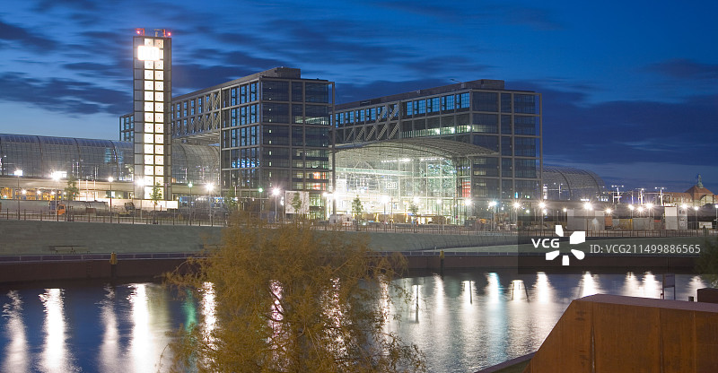 柏林莱尔特火车站施普雷河畔的新主站图片素材