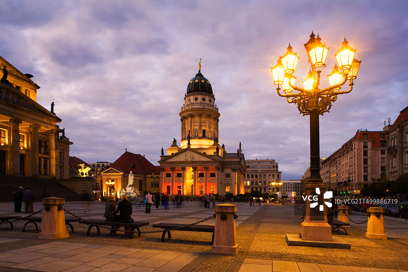 柏林米特区宪兵广场的德国圆顶建筑，暮光和灯笼图片素材