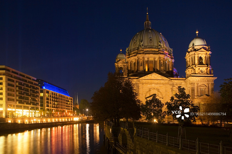 夜晚施普雷河畔的柏林大教堂水族馆丽笙酒店倒影图片素材