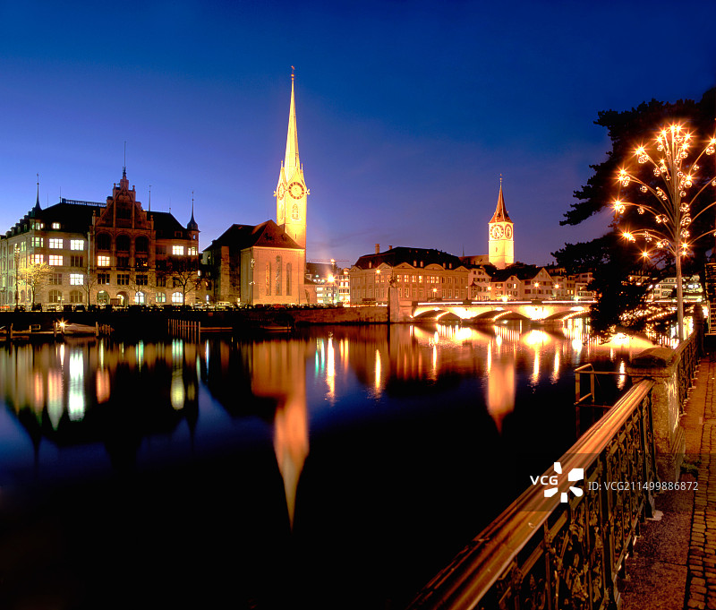 瑞士苏黎世利马特河老城区圣诞灯饰，远眺敏斯特教堂和圣彼得教堂图片素材