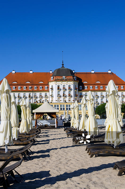 波兰索波特北部欧洲波罗的海旅游海滩目的地的海滩遮阳伞和索菲特大酒店图片素材