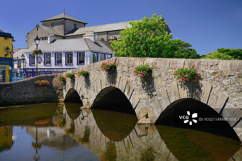 爱尔兰梅奥郡韦斯特波特卡罗贝格河上的桥梁图片素材