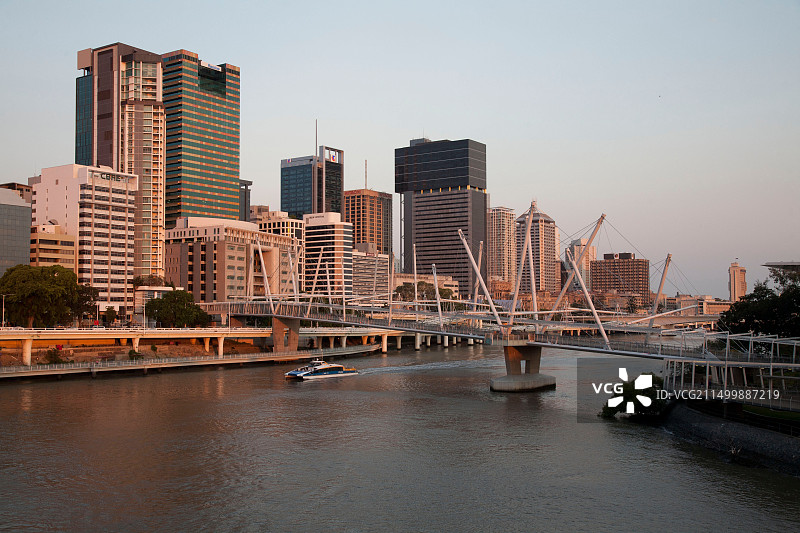 澳大利亚布里斯班河上库里尔帕桥的日落图片素材