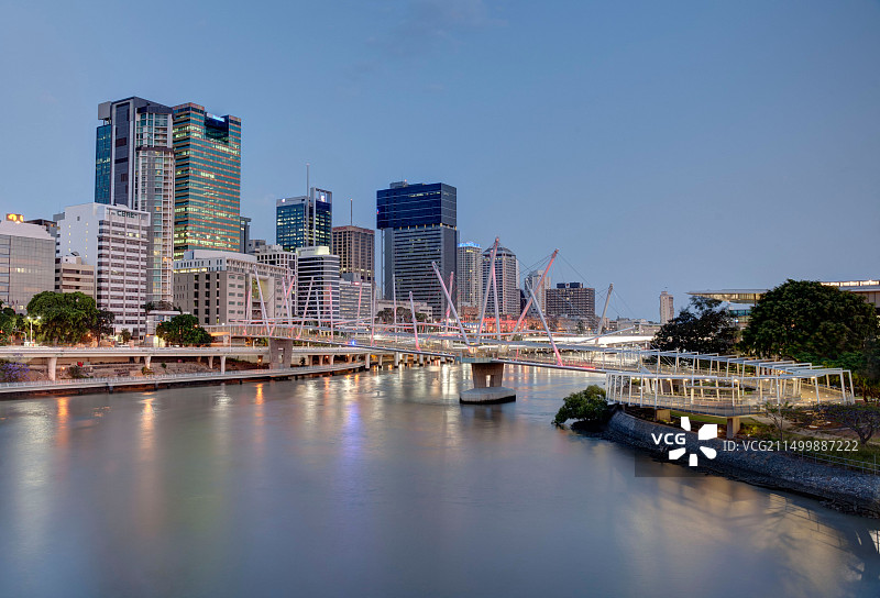 澳大利亚布里斯班河上库里尔帕桥的日落图片素材