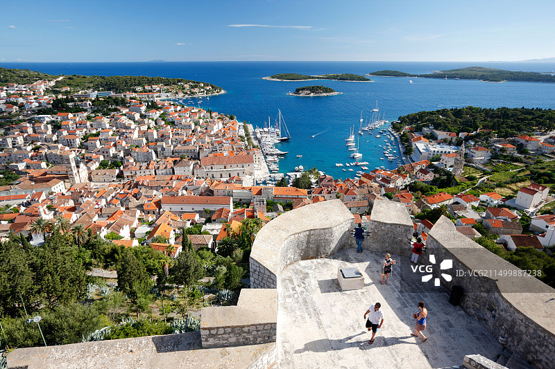 从山上的古老堡垒眺望赫瓦尔镇图片素材