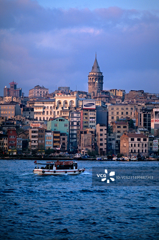 土耳其伊斯坦布尔金角湾的船图片素材