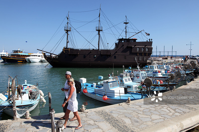 塞浦路斯阿依纳帕港的黑珍珠海盗船图片素材