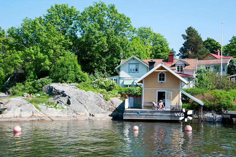 斯德哥尔摩附近瓦克斯霍尔姆岛上的传统木屋图片素材