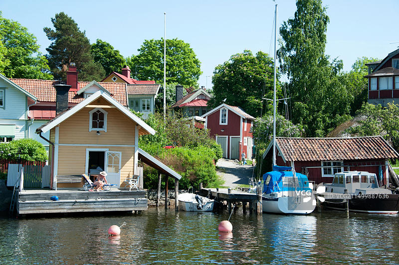 斯德哥尔摩附近瓦克斯霍尔姆岛上的传统木屋图片素材
