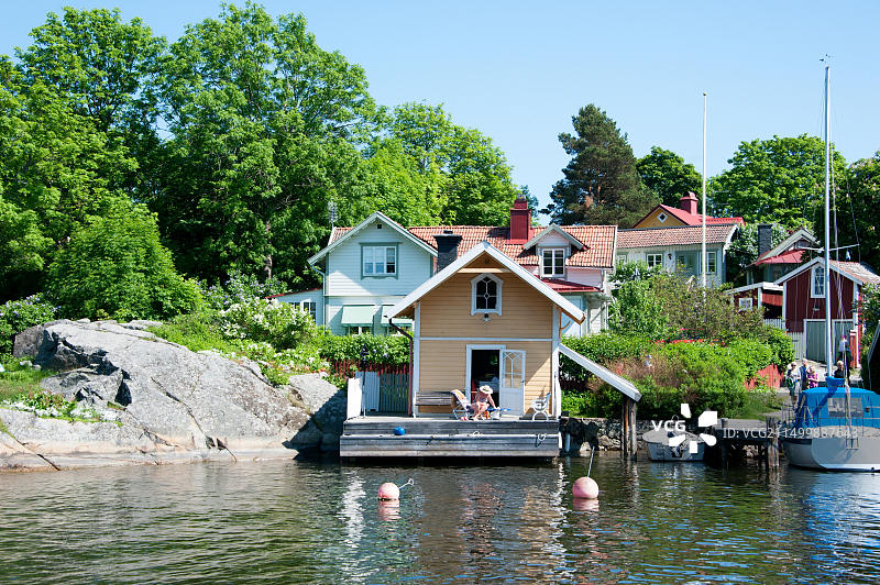 斯德哥尔摩附近瓦克斯霍尔姆岛上的传统木屋图片素材