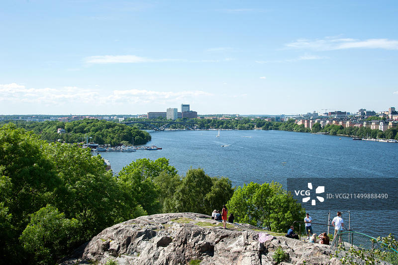 在Soedermalm公园悬崖上的人们，背景是Kungsholmen图片素材
