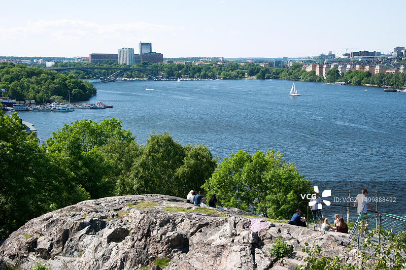 在Soedermalm公园悬崖上的人们，背景是Kungsholmen图片素材