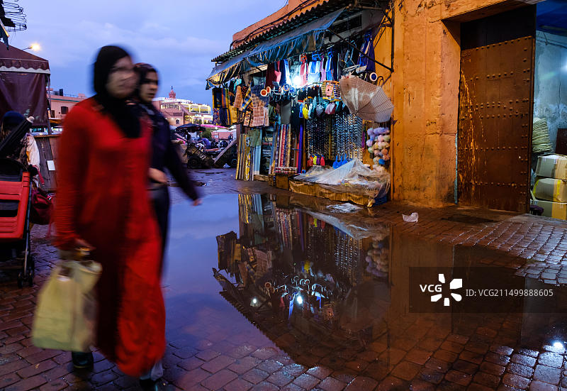 摩洛哥马拉喀什的德吉玛广场附近行走的妇女图片素材