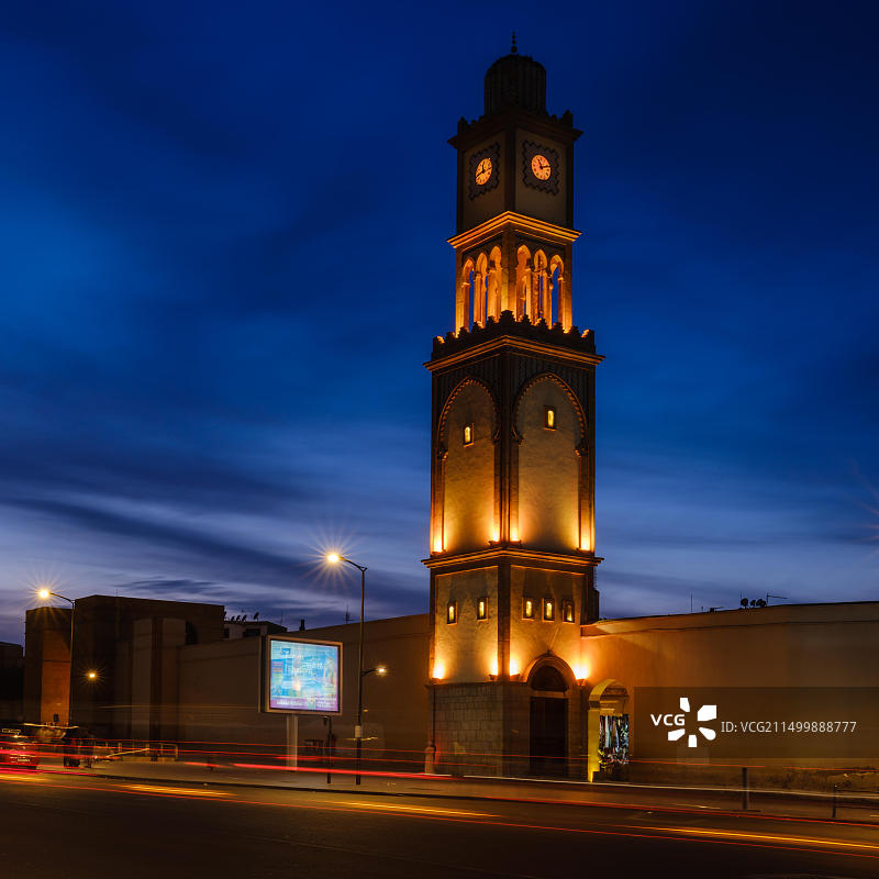 摩洛哥卡萨布兰卡：卡萨布兰卡麦地那外的钟楼夜景图片素材