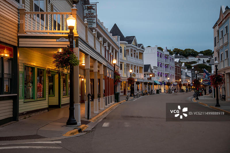 密歇根州麦基诺岛：夜间市中心主街道的街景，岛上只允许马和自行车图片素材