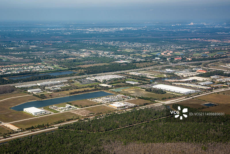 佛罗里达州迈尔斯堡：机场旁的工业和商业景观鸟瞰，以及奥尔德希科里高尔夫乡村俱乐部图片素材