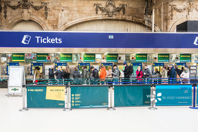 伦敦维多利亚车站繁忙的售票处，伦敦市中心的铁路终点站和伦敦地铁综合体图片素材