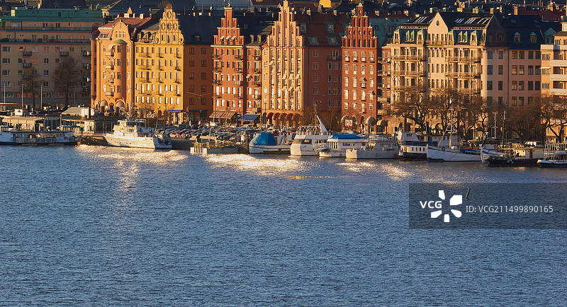 斯德哥尔摩的传统建筑和系泊船图片素材