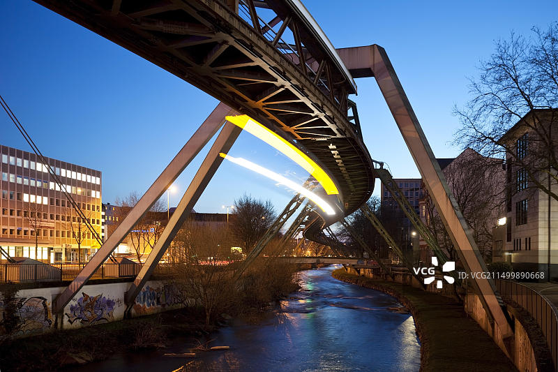 德国伍珀塔尔市夜间悬挂式铁路图片素材