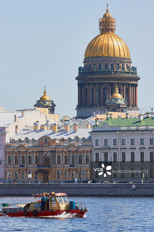俄罗斯圣彼得堡涅瓦河和圣以撒大教堂上的船图片素材