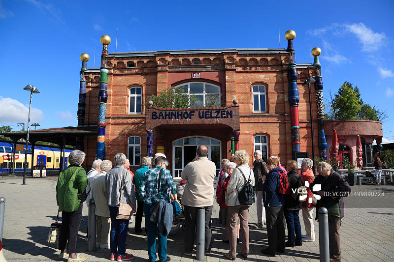 德国于尔岑市Hundertwasser火车站前的导游团图片素材