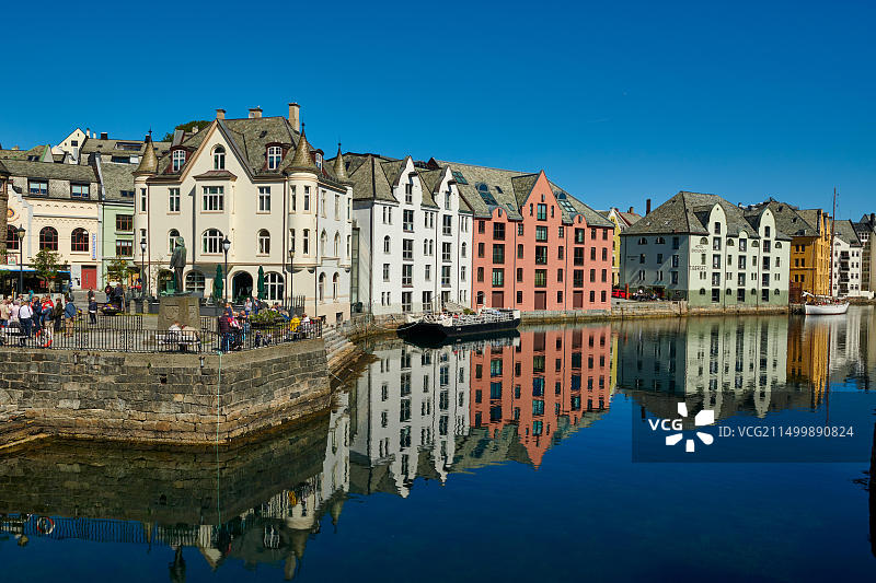 挪威奥勒松新艺术风格历史建筑的古老海港图片素材