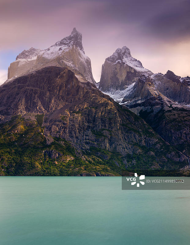 智利百内国家公园：托雷斯德尔 Paine 山峰全景图片素材