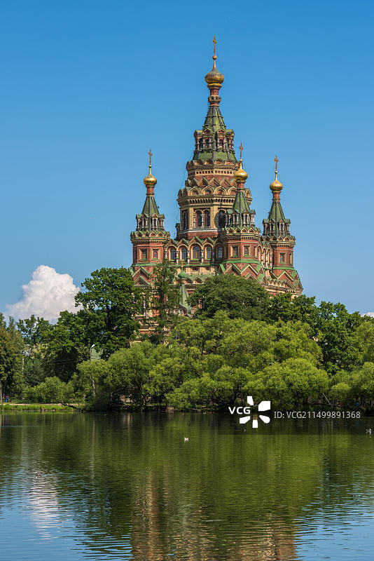 俄罗斯圣彼得堡彼得戈夫的圣彼得和圣保罗主教座堂图片素材