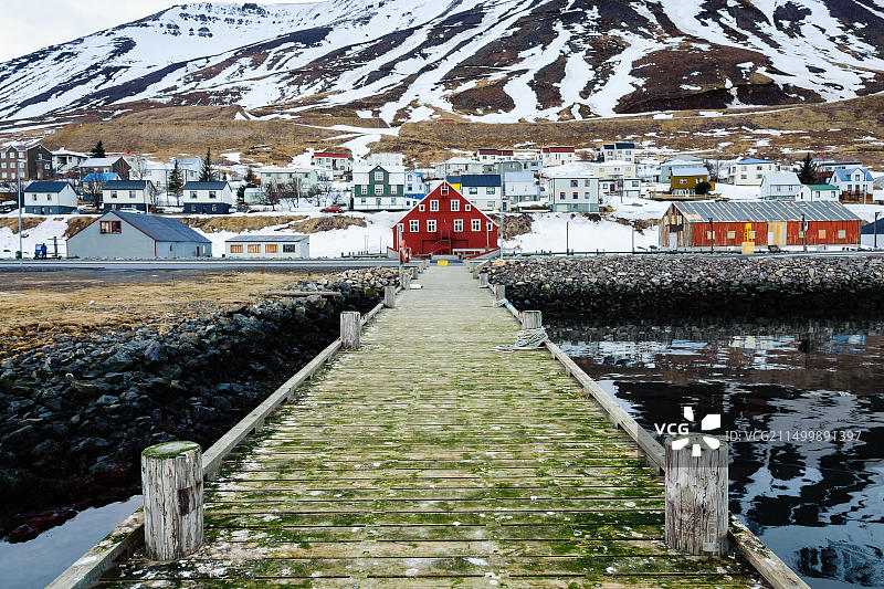 从码头眺望冰岛北部风景如画的锡格吕菲厄泽镇图片素材