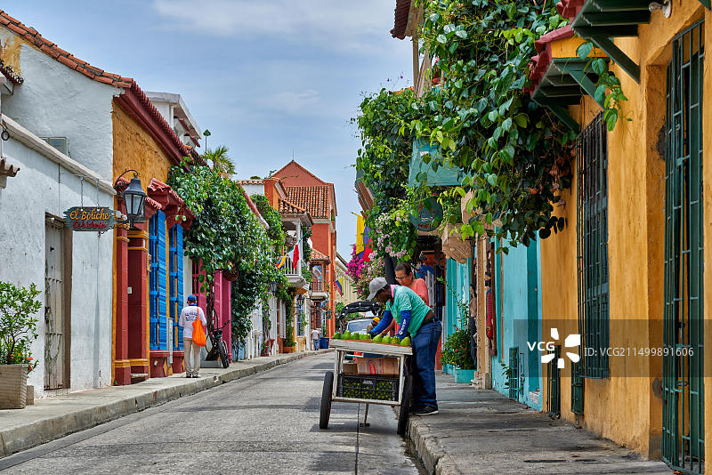 南美哥伦比亚卡塔赫纳色彩缤纷的阳台房屋图片素材