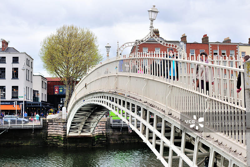 爱尔兰都柏林：连接利费伊街和圣殿酒吧区域的半便士桥图片素材