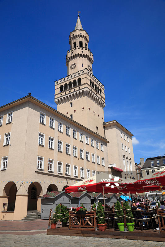 波兰西里西亚奥波莱市场广场的餐厅和市政厅图片素材
