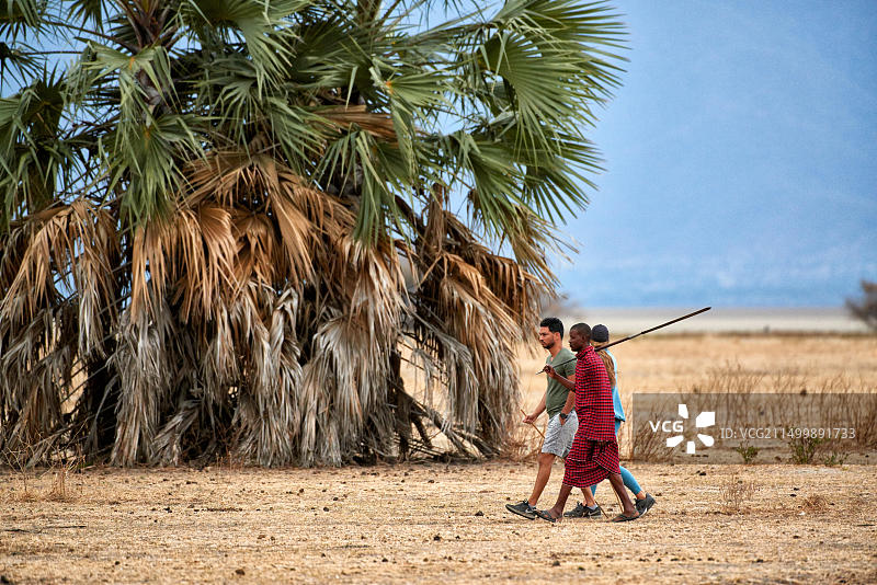 在坦桑尼亚曼雅拉湖国家公园与马赛人同行图片素材