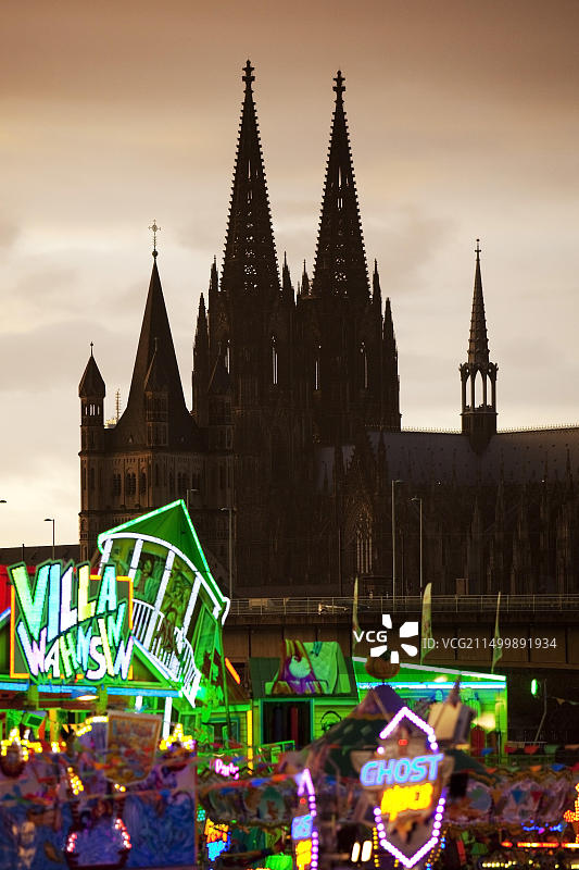 德国科隆：道依茨游乐场和科隆大教堂图片素材