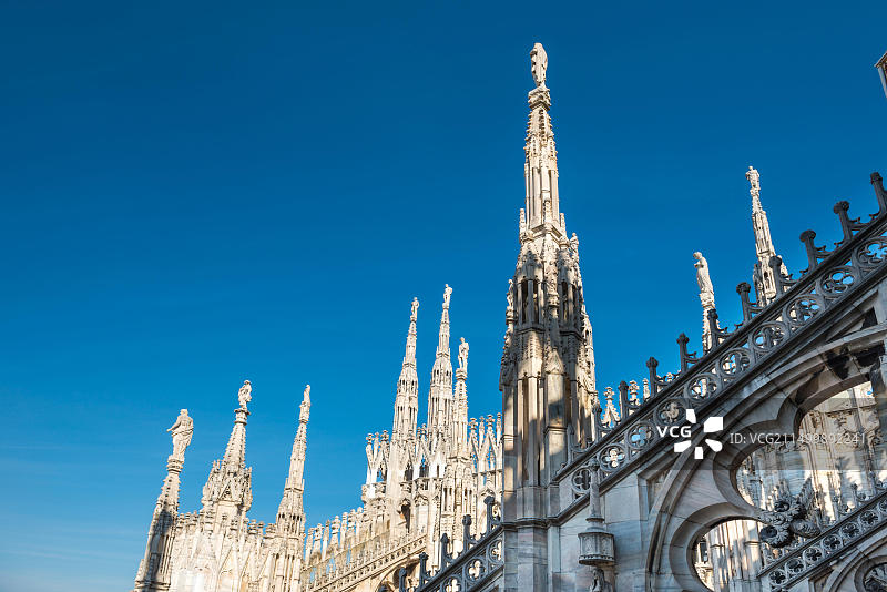 大理石雕像——米兰大教堂屋顶建筑图片素材
